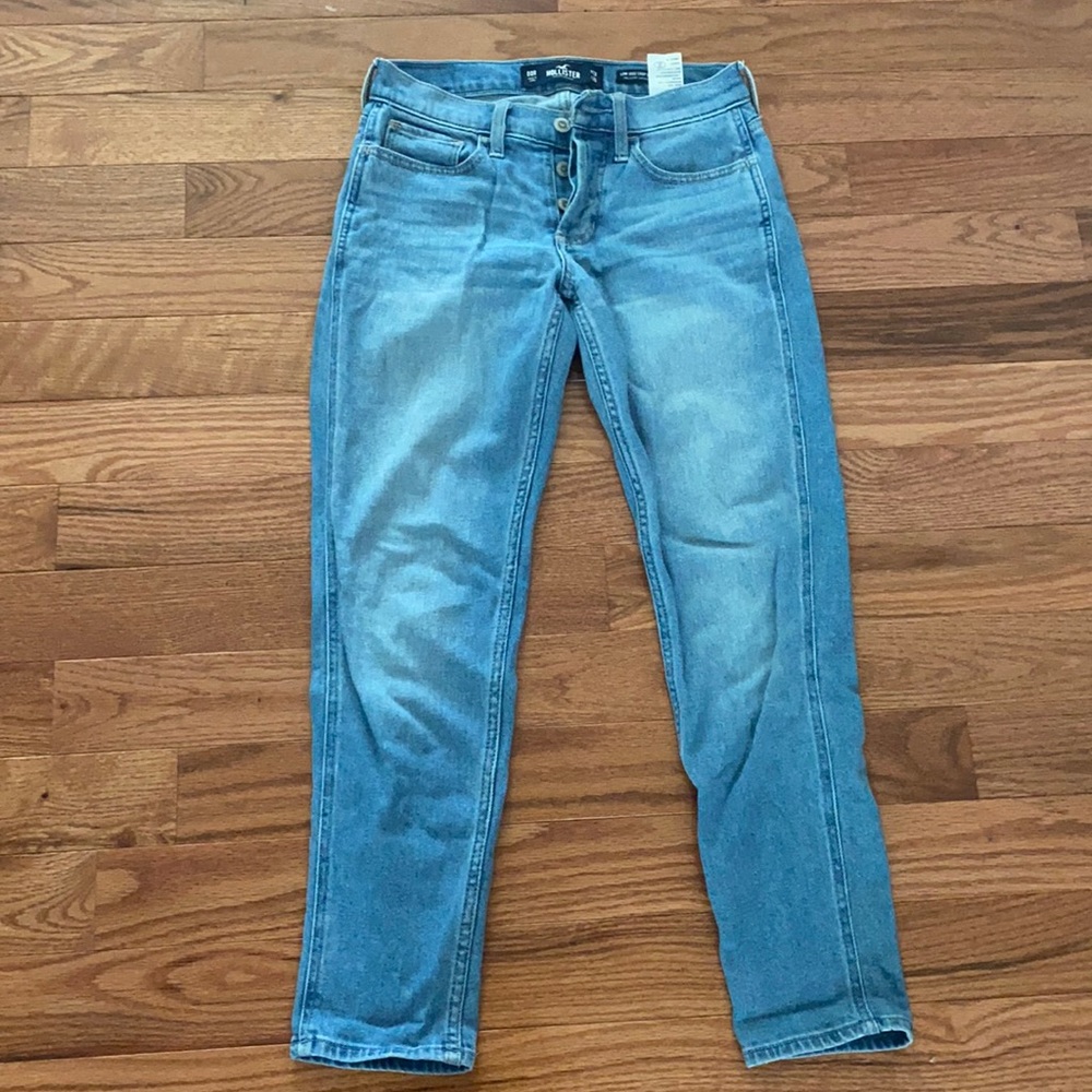 Hollister low rise crop boyfriend jeans. Vintage stretch. Medium blue. 00R
